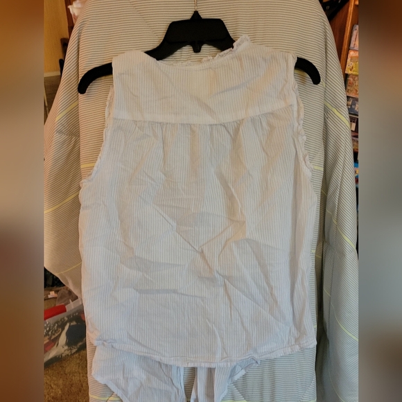 Cotton Rye Outfitters Large Sleeveless Front Tie & Button Up Top Eyelet Accented - Picture 8 of 8